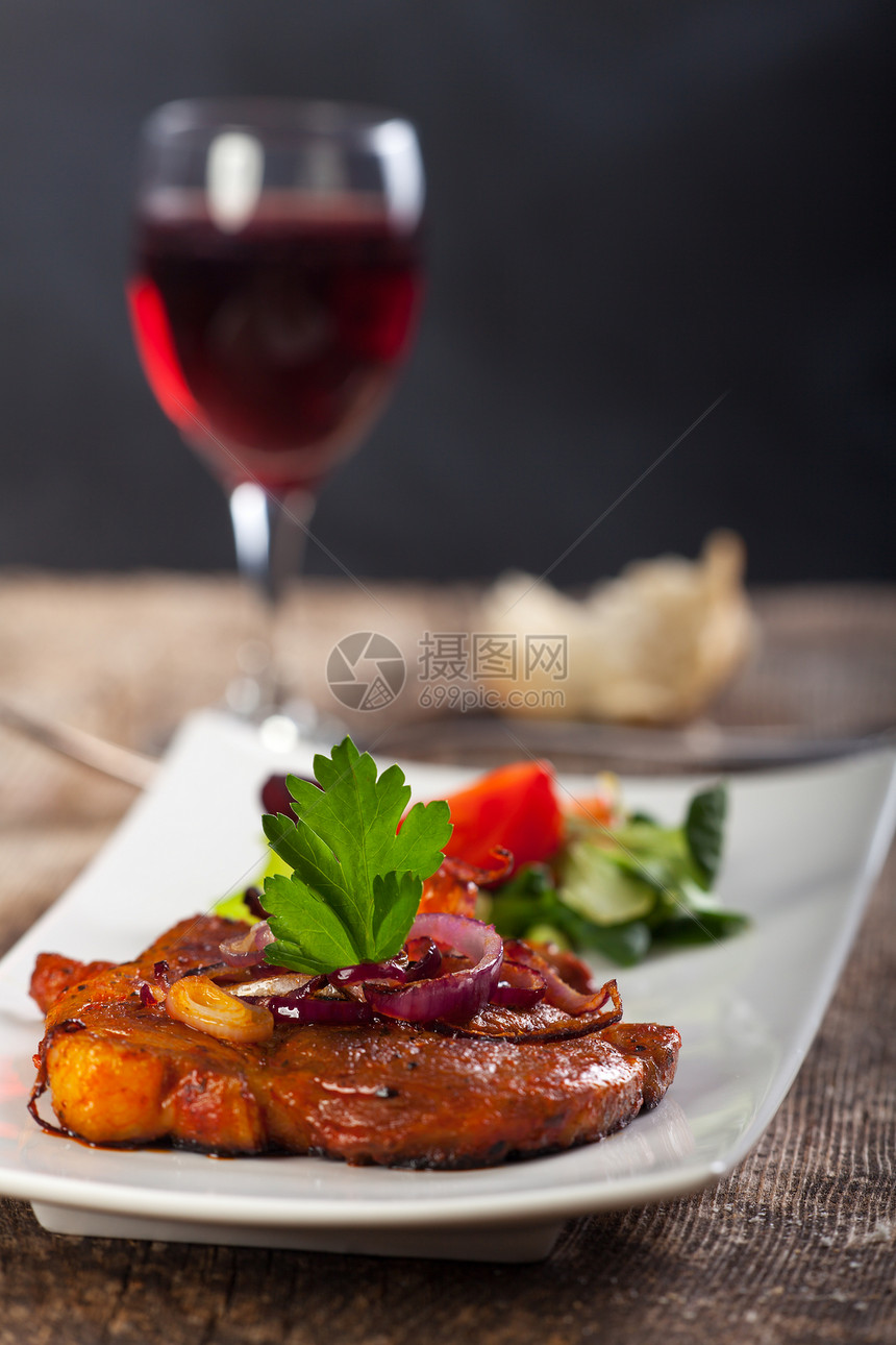 烤猪肉牛排在盘子上玻璃美食烧烤午餐酒杯沙拉拼盘食物木头香菜图片