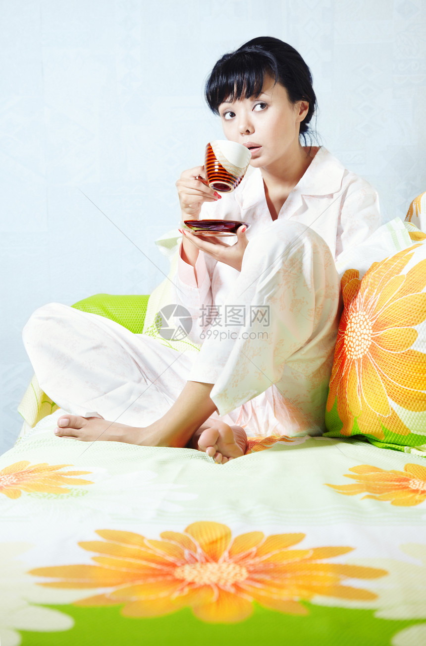 早上喝咖啡早餐床架黑发长沙发咖啡苏醒飞碟女性亚麻卧室图片