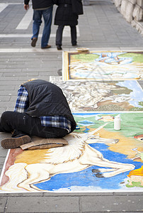 麦当纳罗艺术家街道路面行动画家男人绘画背景图片