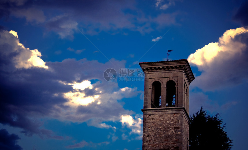 圣马丁教堂的钟塔日落建筑学艺术植被钟声村庄宗教风格历史教会图片