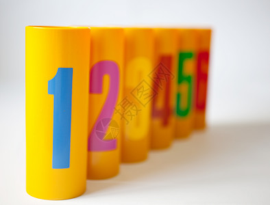 黄色塑料罐头数为1到6罐子数字彩色生长编号绿色蓝色背景图片