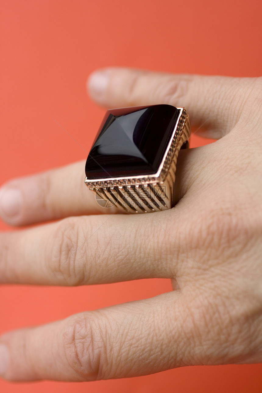 带硬度环的环金子奢华装扮礼物财富戒指红色陈列柜项链珠宝图片