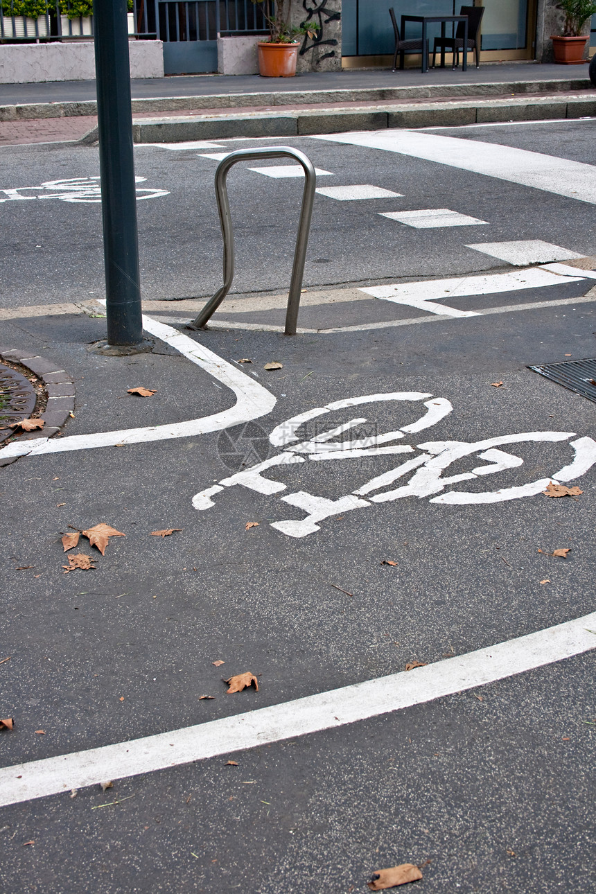 自行车路径运输路标白色街道枯叶季节树叶警告图片