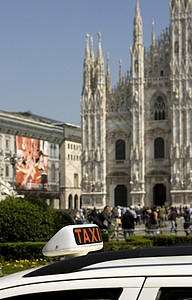 白色出租车商业大教堂运输乘客城市教堂汽车街道交通车辆背景图片