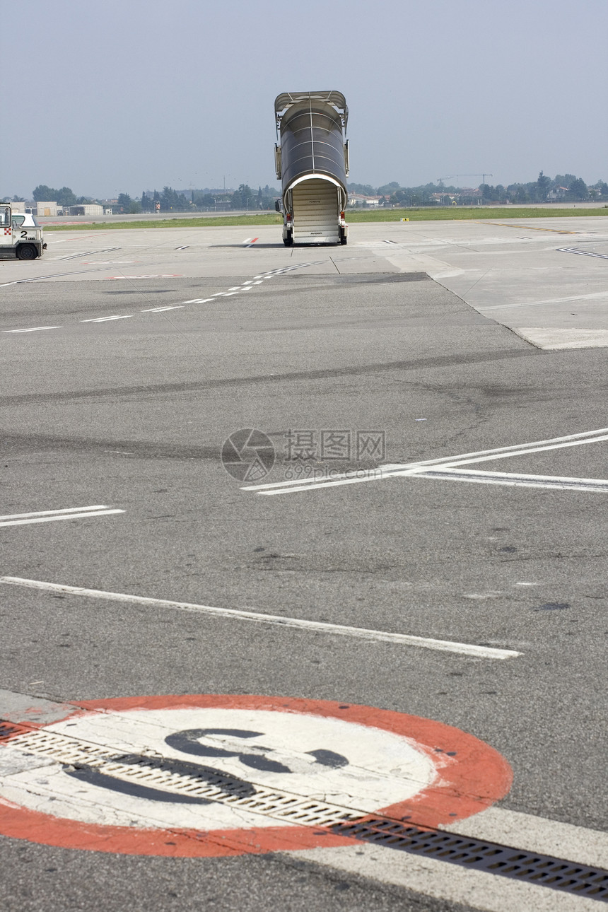 机场的梯子翅膀技术航班飞行飞机场商业雷达航空跑道旅行图片