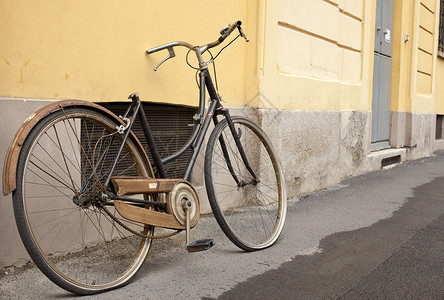 旧自行车车车轮踏板背景图片
