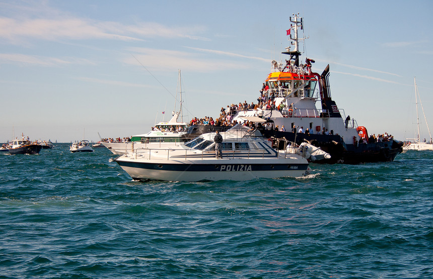 的里雅斯特 Barcolana 2009  的里雅斯特帆船赛波浪优胜者警察蟒蛇战略比赛帆船微风分支机构衬套图片