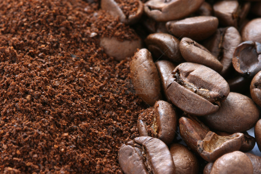 白色背景的全咖啡豆和地面咖啡豆警察咖啡店水平地面豆子图片