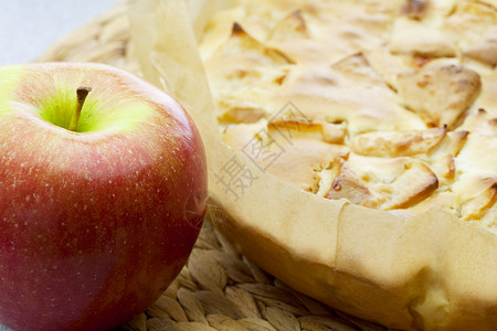 苹果派和苹果诱惑脆皮甜点棕色金子盘子白色美食小吃早餐馅饼高清图片素材