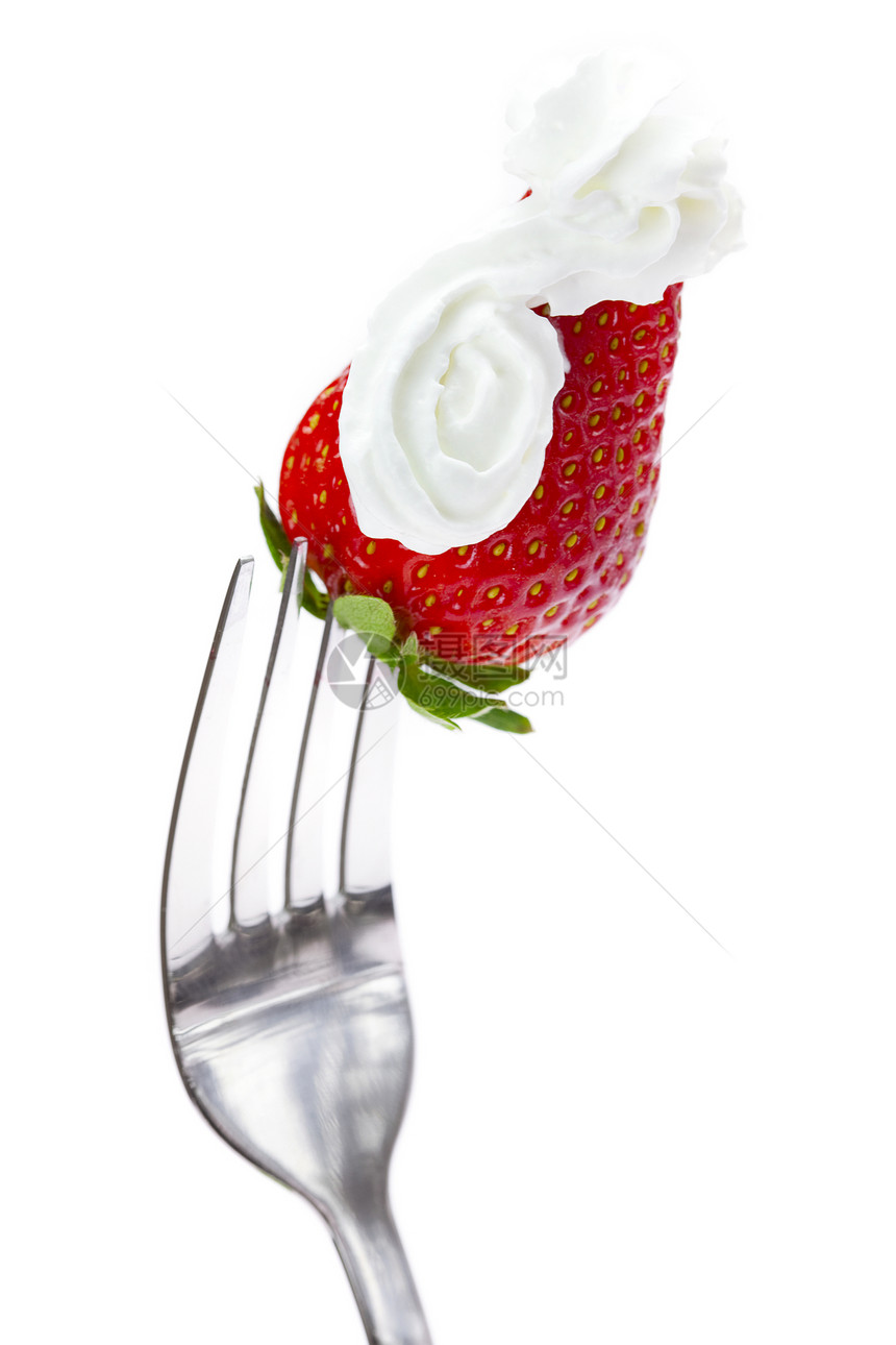 白纸上隔绝的叉子上加奶油的草莓图片