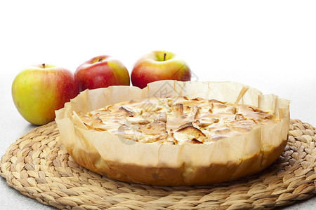 苹果派和苹果垫上的苹果馅饼高清图片素材