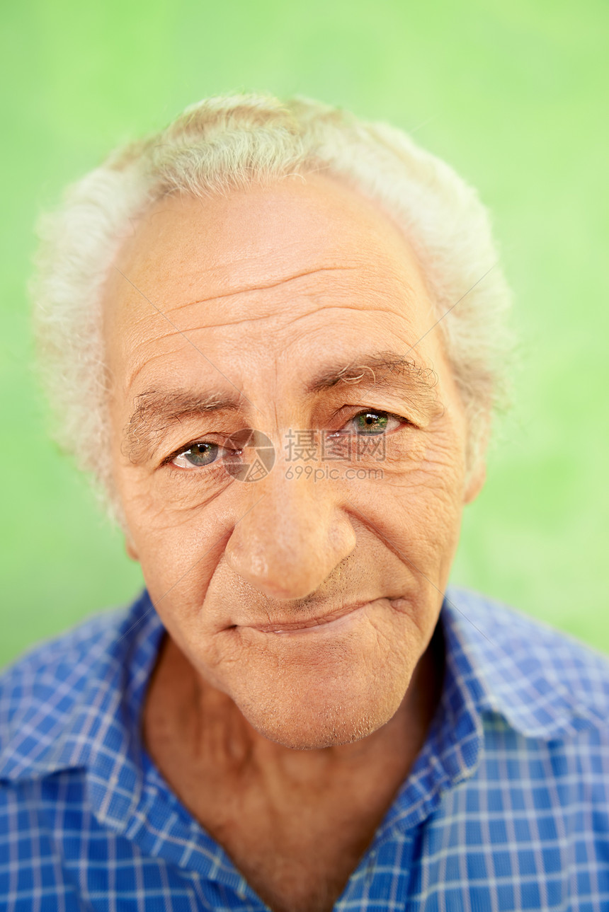 欢乐的老古人对着镜头微笑的肖像图片