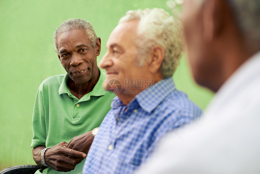 一群黑人和天主教古老男人 在公园里聊天哥们男性朋友们快乐老年人友谊空闲老年长椅幸福图片