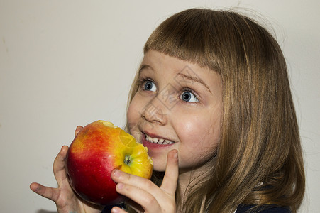 有苹果的女孩孩子肖像健康小姑娘水果食品儿童女子背景图片