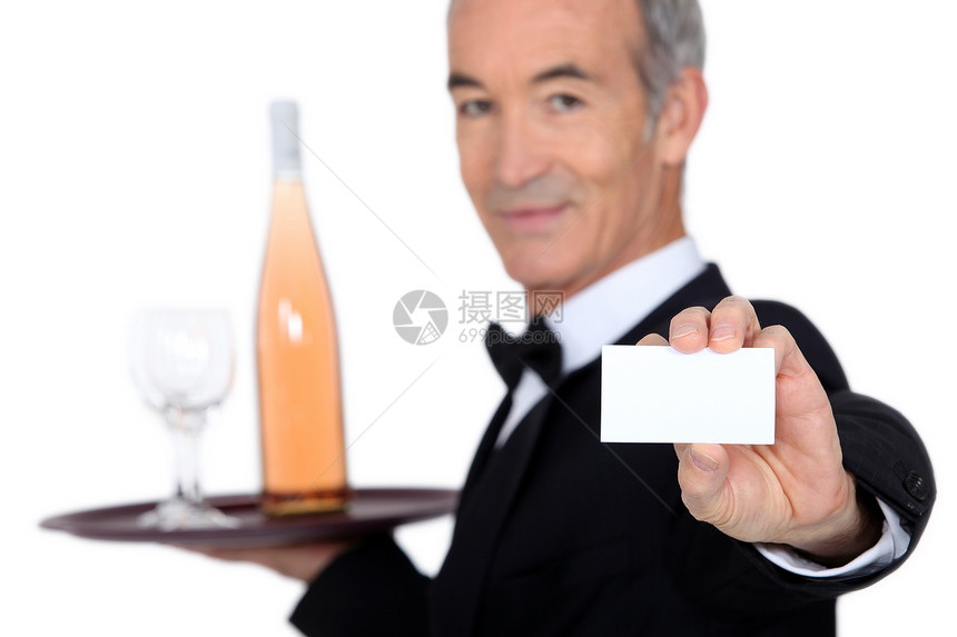 随身携带酒瓶和玻璃并出示个人卡的侍者图片