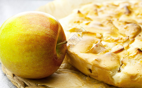 苹果和苹果派用餐馅饼糕点食物水果甜点小吃白色烹饪金子美食高清图片素材