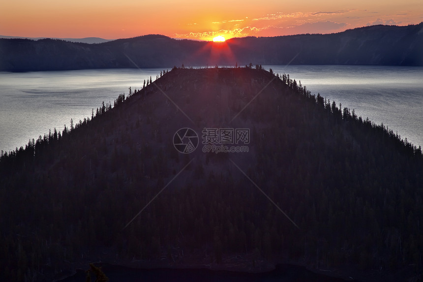 克拉特湖魔法岛 俄勒冈州日出锥体紫色火山旅游公吨远景崎岖旅行公园风景图片