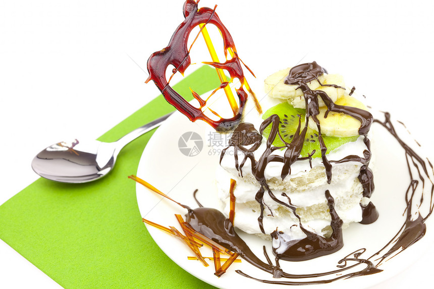 甜点加焦糖心的甜点 孤立在白色上盘子庆典糖果奇异果美味勺子摄影水果蛋糕烹饪图片
