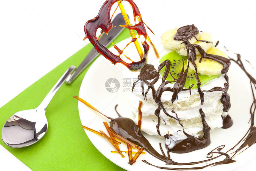 甜点加焦糖红心 在白色上隔离生日蛋糕美味庆典勺子美食脆皮摄影盘子食物图片
