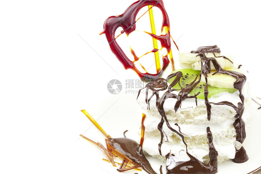 甜点加焦糖红心 在白色上隔离食物巧克力盘子茶点摄影奇异果糕点生日蛋糕脆皮图片