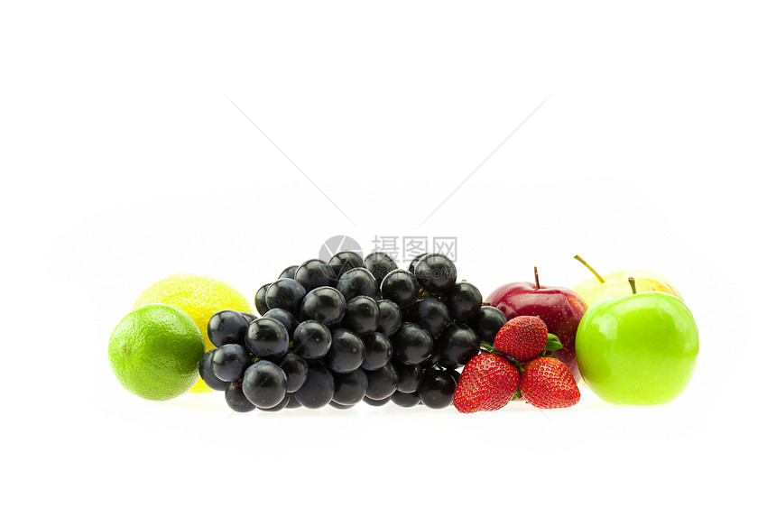 葡萄苹果和草莓 在白色上与世隔绝植物浆果美食藤蔓叶子食物紫色水果摄影图片