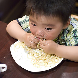 婴儿面条吃东西吃宝宝 用手抓住意大利面孩子几个月食物摄影男生托盘童年后代肩膀面条背景