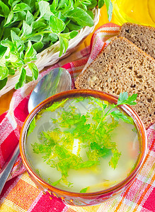 新鲜汤餐厅午餐草本植物洋葱美食土豆香菜盘子液体面包健康高清图片素材