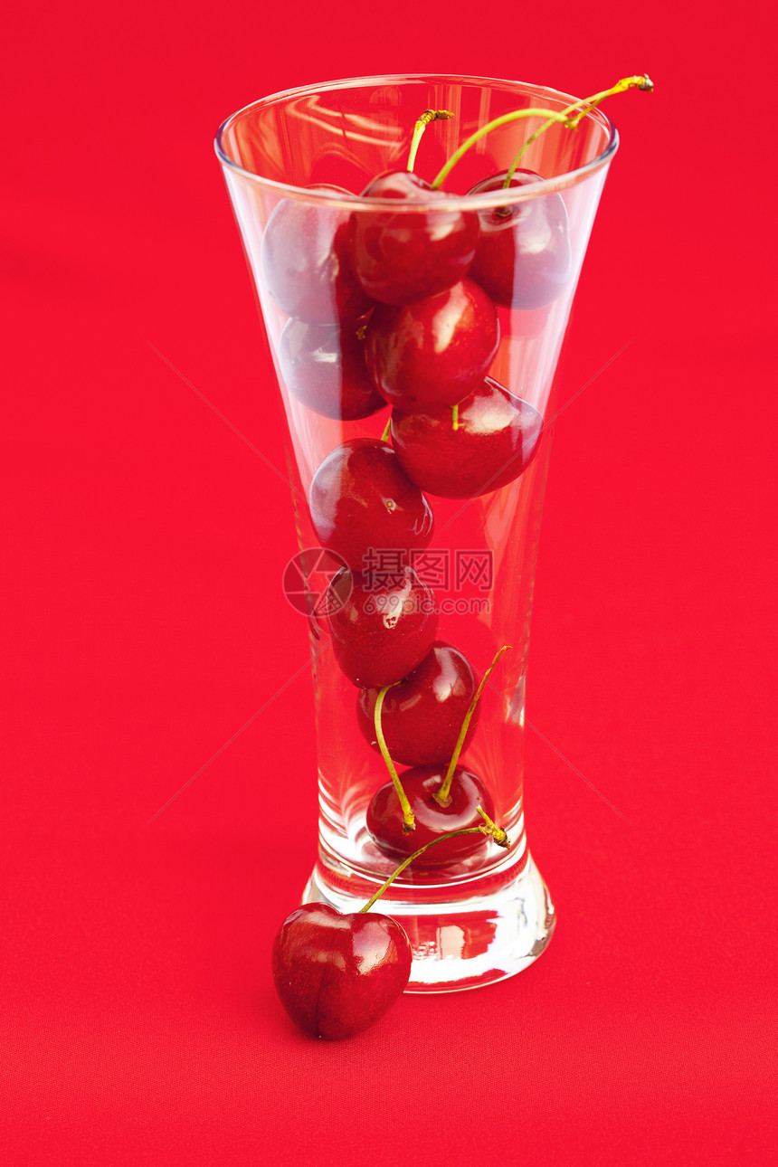 红色背景的樱桃杯餐具宏观叶子玻璃摄影工作室生活活力收获水果图片