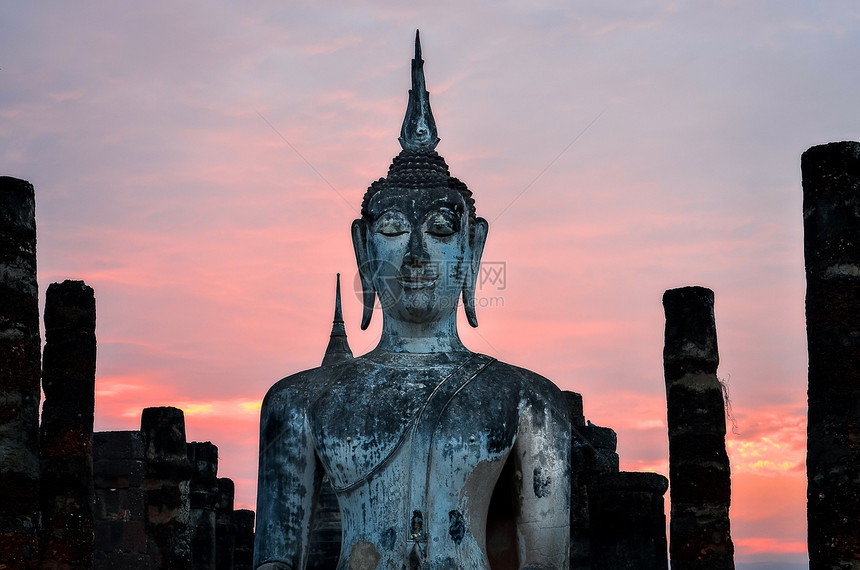 泰国Sukhothai日落时坐佛的详情图片