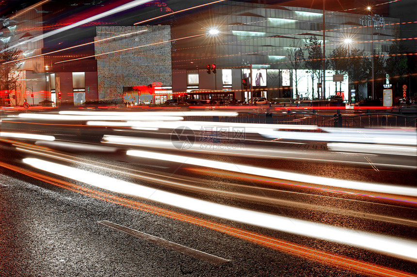 市中心夜景的车速高 车型模糊和车道灯光小径图片