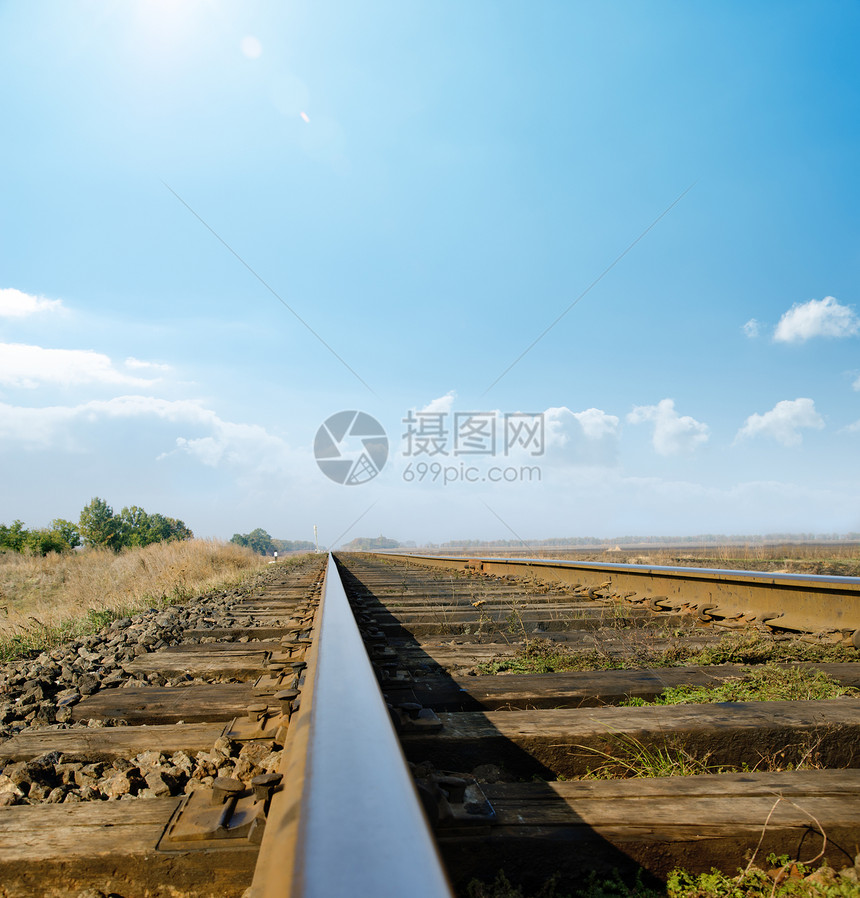 至阳光天空下的铁路地平线图片