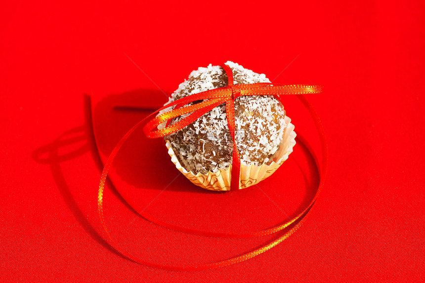 带有红色背景带丝带的饼干小吃团体可可核桃庆典甜点糕点水果食物宏观图片