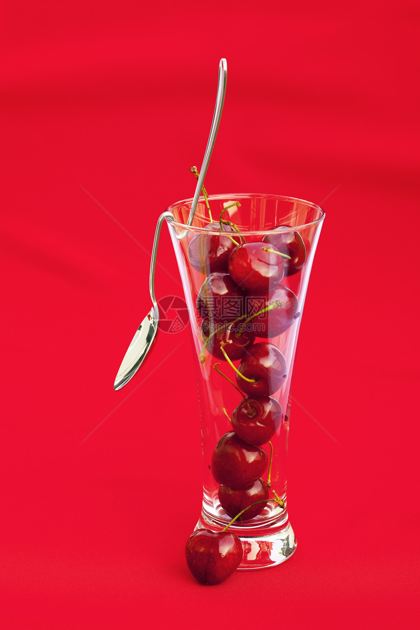 红色背景上的樱桃和勺子生活水果活力浆果收获宏观叶子食物工作室摄影图片