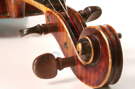 古董小提琴乐器书刊蜗壳钥匙音乐白色棕色电线背景图片