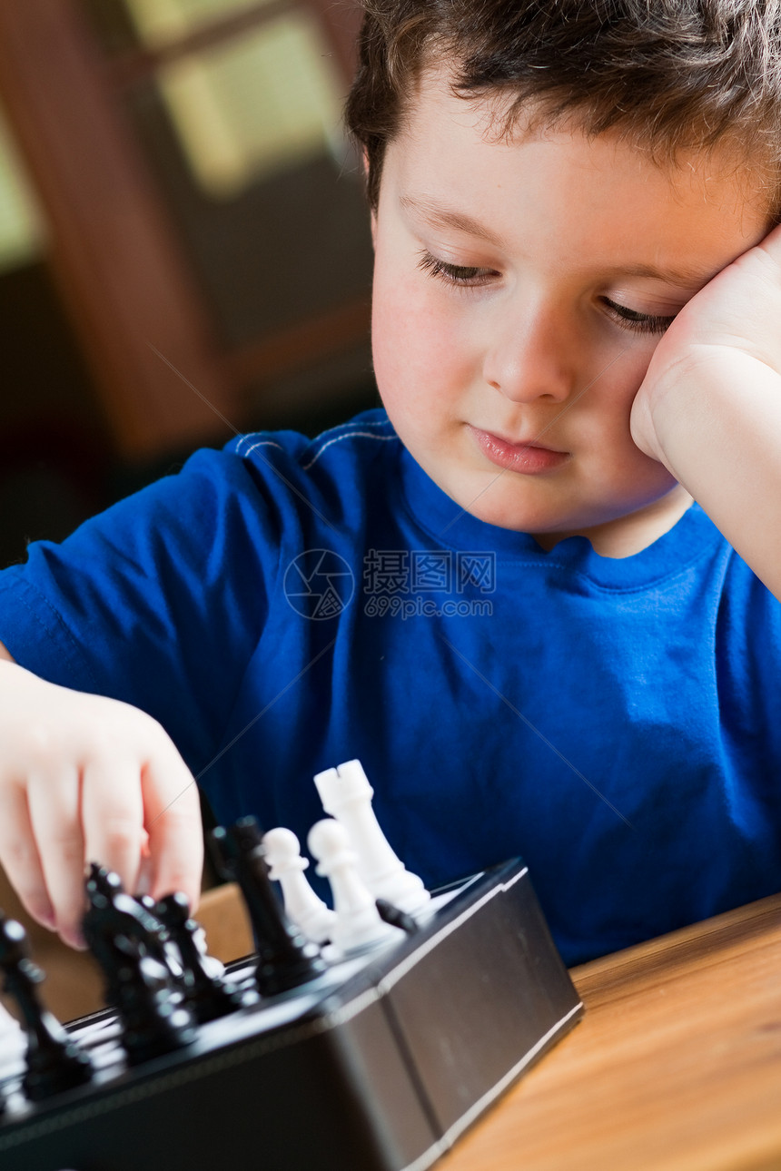玩象棋的男孩游戏男性青年专注童年男生战略木板孩子闲暇图片