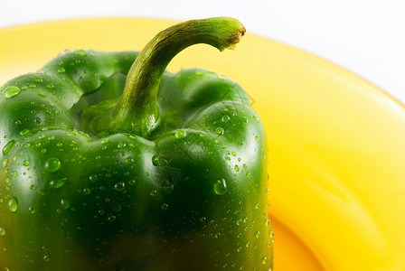 白纸上隔绝的一块盘子上的绿胡椒蔬菜美食活力健康绿色背景图片