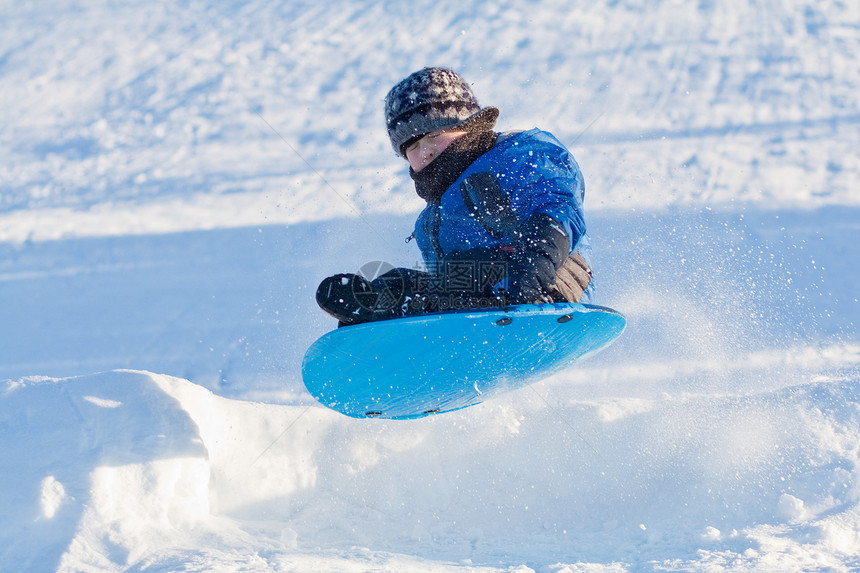 冬季乐趣  男孩滑动冻结娱乐喜悦运动雪橇季节性童年速度快乐季节图片