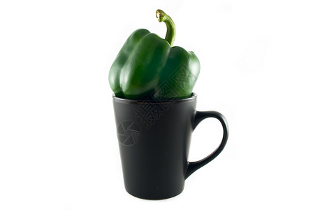 黑杯中的绿胡椒 孤立在白色上背景图片