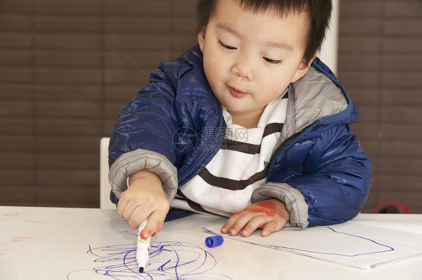 一个可爱的宝宝在桌子上画画时间享受绘画喜悦生长儿子幸福男生男婴家庭图片