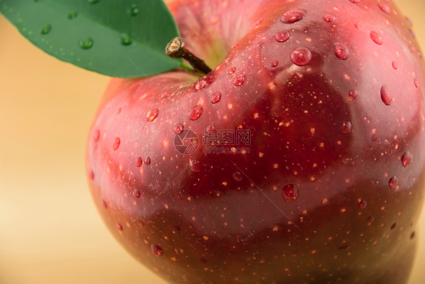 金背景上的红苹果Name小吃液体水果节食早餐雨滴美食食物果汁图片