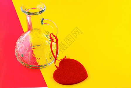 玻璃瓶和在多彩背景上的心脏磁带玻璃背景图片
