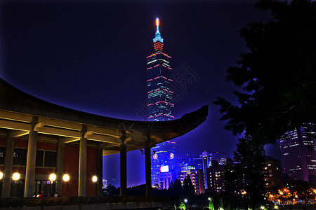 台北国父纪念馆著名的夜景高清图片