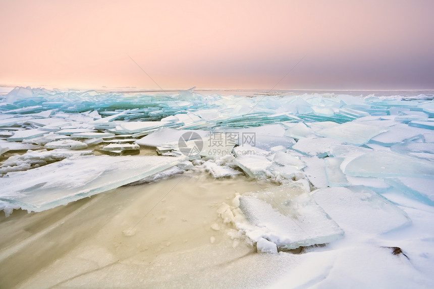 冬季Ijsselmeer上的冰架图片