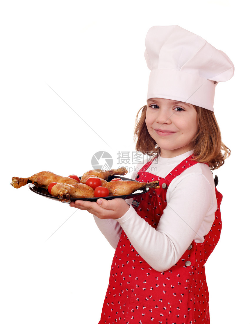 做饭的小女孩用鸡棍把盘子和鸡鼓棒图片