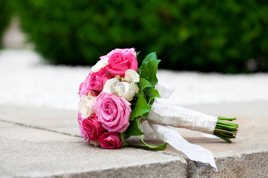 躺在石柱上的新娘花束庆典玫瑰农业女性花瓣家庭公园裙子婚礼萼片图片