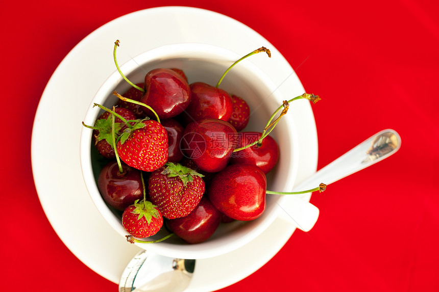 红背景的樱桃和草莓茶杯小路食物水果叶子杯子生活活力勺子盘子餐具图片