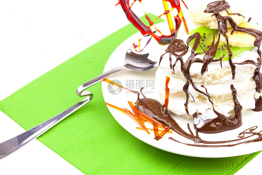 含奶油和焦糖的心 躺在绿布上庆典巧克力甜点盘子小雨糖果茶点美味脆皮美食图片