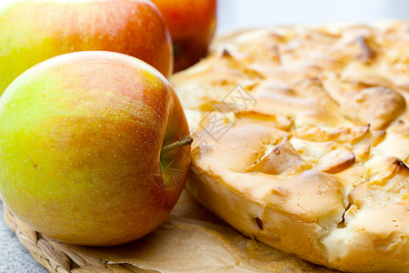 苹果派和苹果的生命桌子盘子馅饼脆皮用餐诱惑美食食物水果棕色甜的高清图片素材