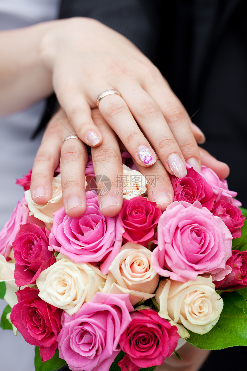 新娘和新郎的手躺在新娘花束上戒指男人摄影蜜月百合合伙已婚新人夫妻钻石图片