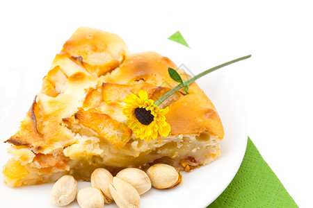 一片苹果派和一朵花 躺在绿布上水果盘子白色小吃烹饪馅饼甜点美食脆皮早餐金子高清图片素材